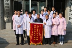 康复患者与全院人员合影